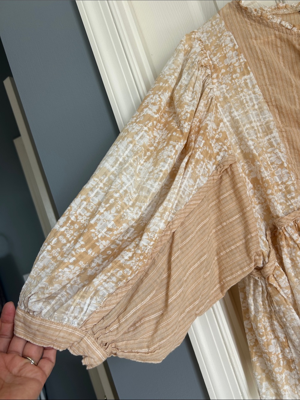 ⚜️ American Eagle Outfitters Beige Printed Peasant Top - Picture 5 of 8